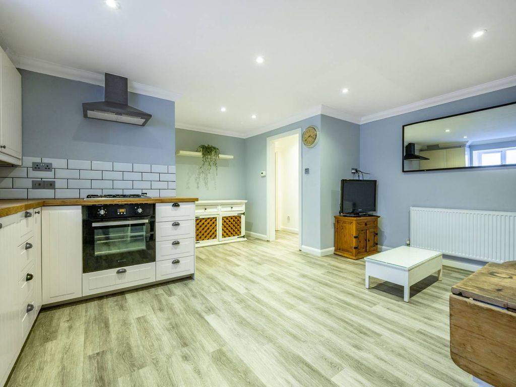 1 bed flat for sale in Hopton Road, Streatham, London SW16, £325,000