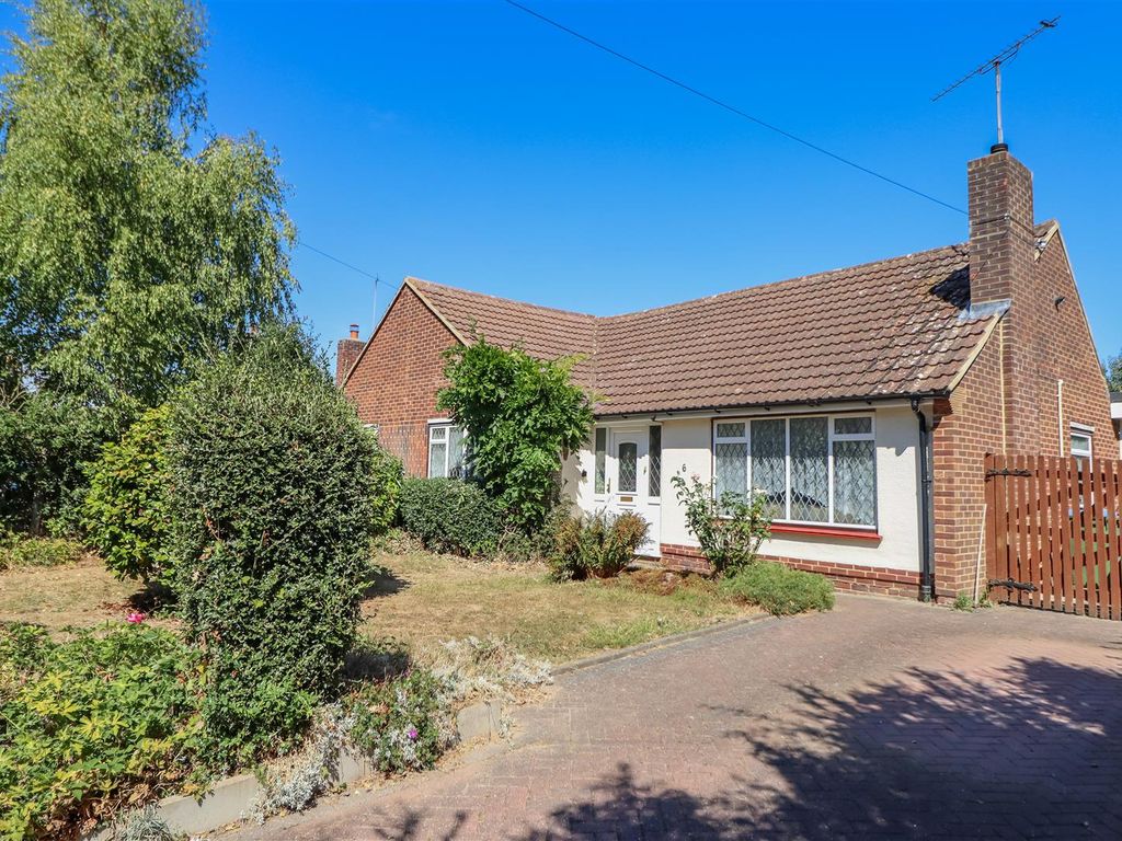2 bed semidetached bungalow for sale in Farhalls Crescent, Horsham