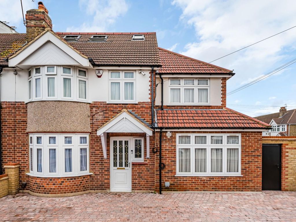 5 bed property for sale in Ash Grove, Heston, Hounslow TW5, £900,000
