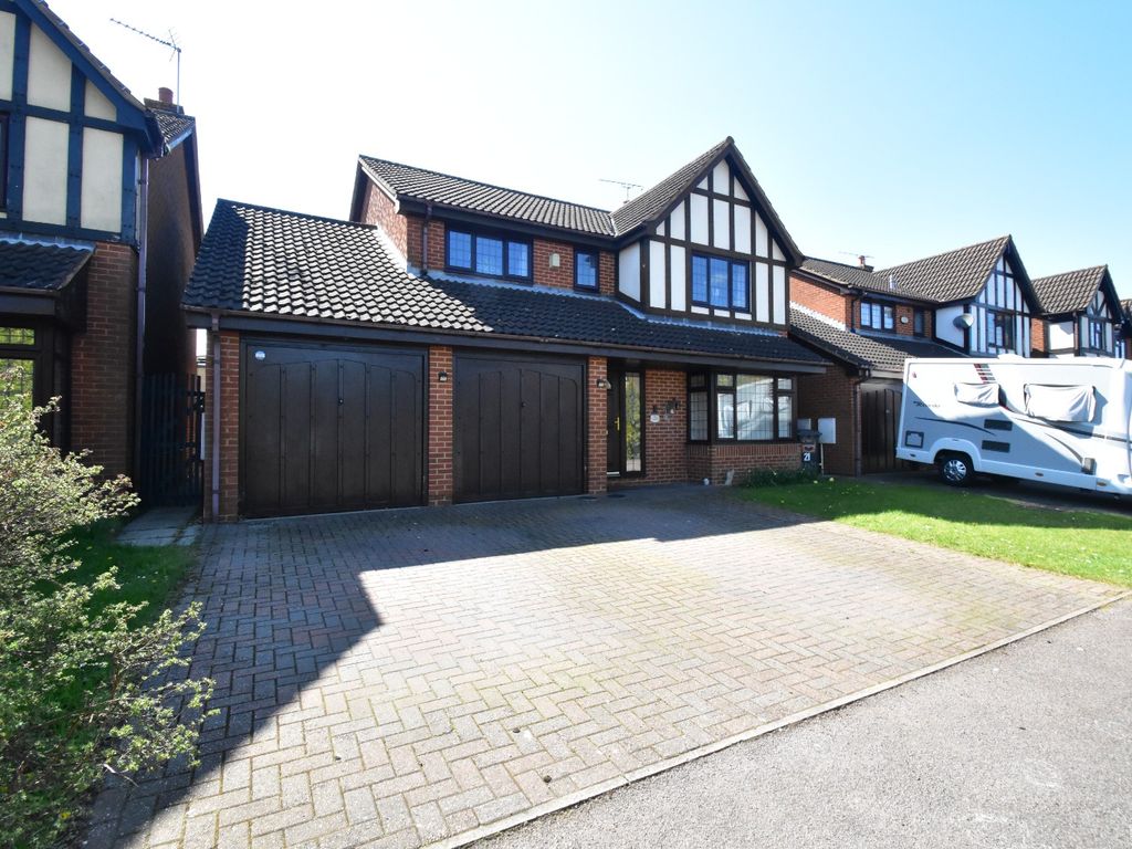 4 bed detached house to rent in Rowington Close, Luton, Bedfordshire