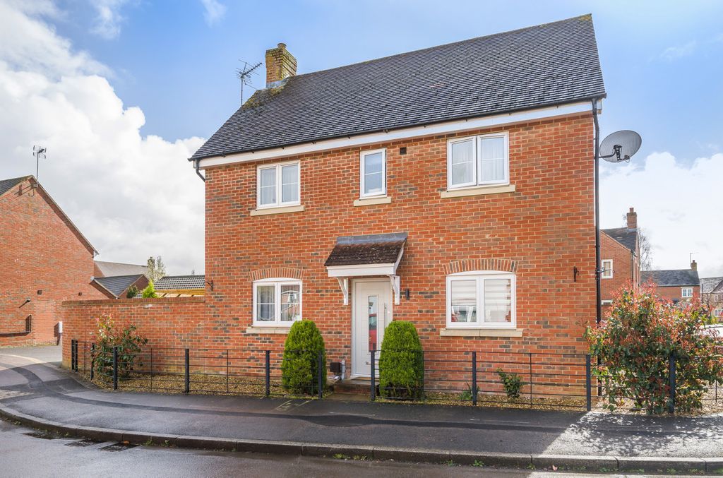 3 bed semidetached house for sale in Clementine Road, Swindon SN25