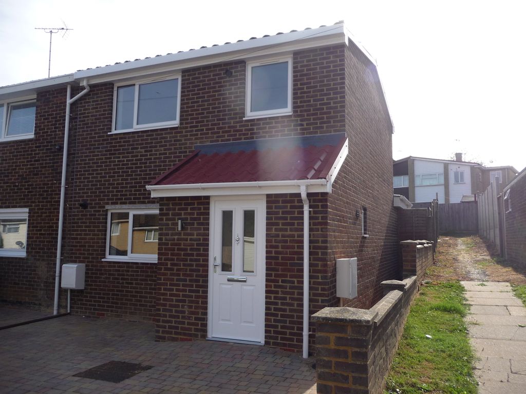 2 bed semidetached house to rent in Shackleton Spring, Stevenage SG2