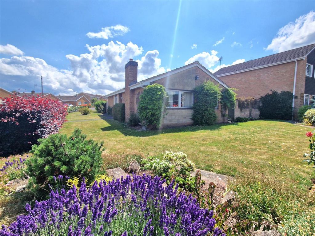 3 bed detached bungalow for sale in Byfords Close, Huntley, Gloucester