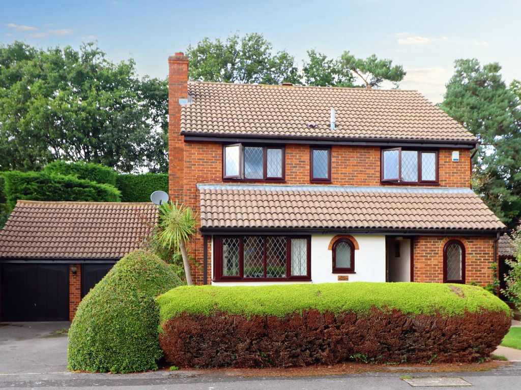 4 bed detached house for sale in Scott Farm Close, Thames Ditton KT7, £