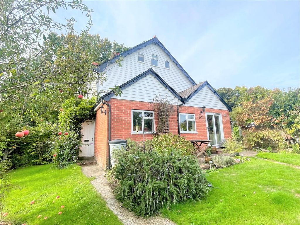 3 bed semidetached house for sale in Rye Road, Hawkhurst, Cranbrook