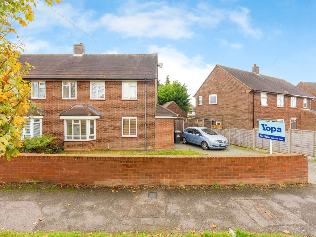 3 bed semidetached house for sale in Abbotswood Road, Luton LU2, £