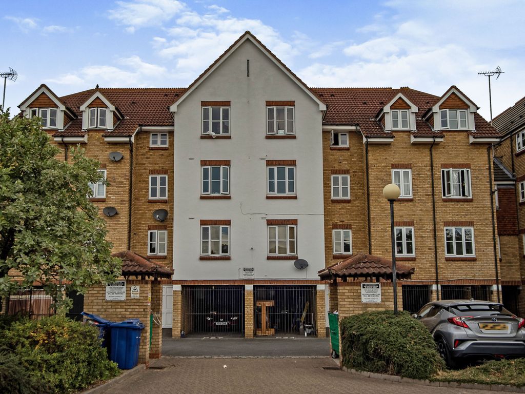 2 bed flat for sale in Highgrove Mews, Grays RM17 Zoopla