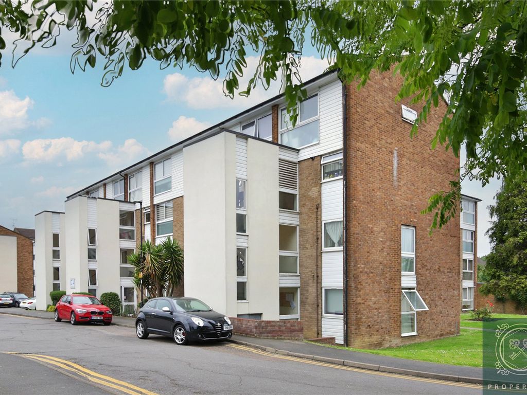 2 bed flat for sale in Mintern Close, Hedge Lane, Enfield N13, £290,000