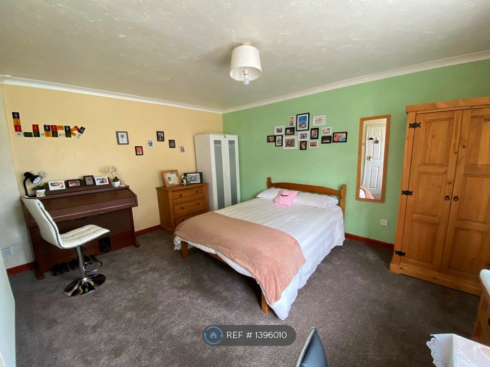 Room to rent in Beechtree Avenue, Englefield Green, Egham TW20 Zoopla