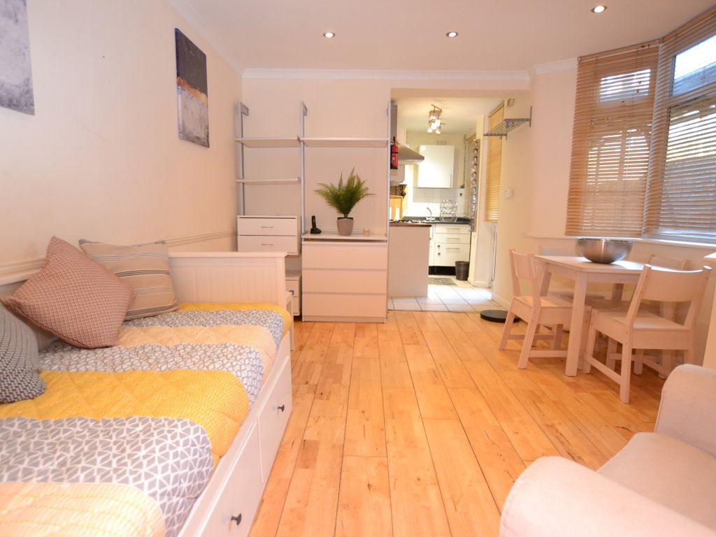 2 bed flat to rent in Brook Drive, London SE11, £1,950 pcm Zoopla