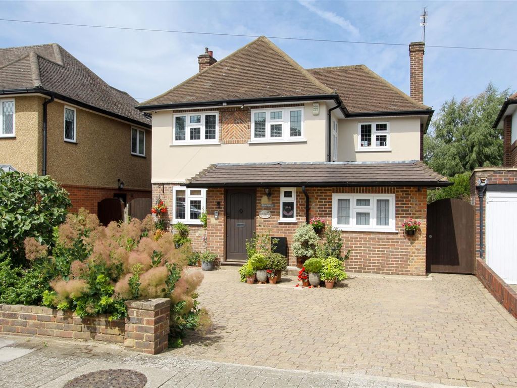 3 bed detached house for sale in Cuckoo Hill Drive, Pinner HA5, £
