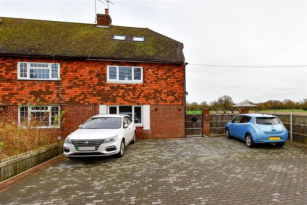 4 bed end terrace house for sale in Cranbrook Road, Staplehurst, Kent