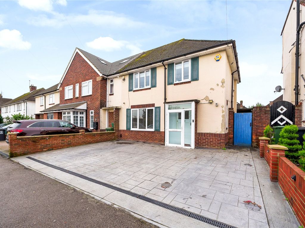 3 bed semidetached house for sale in Clarke Way, Watford