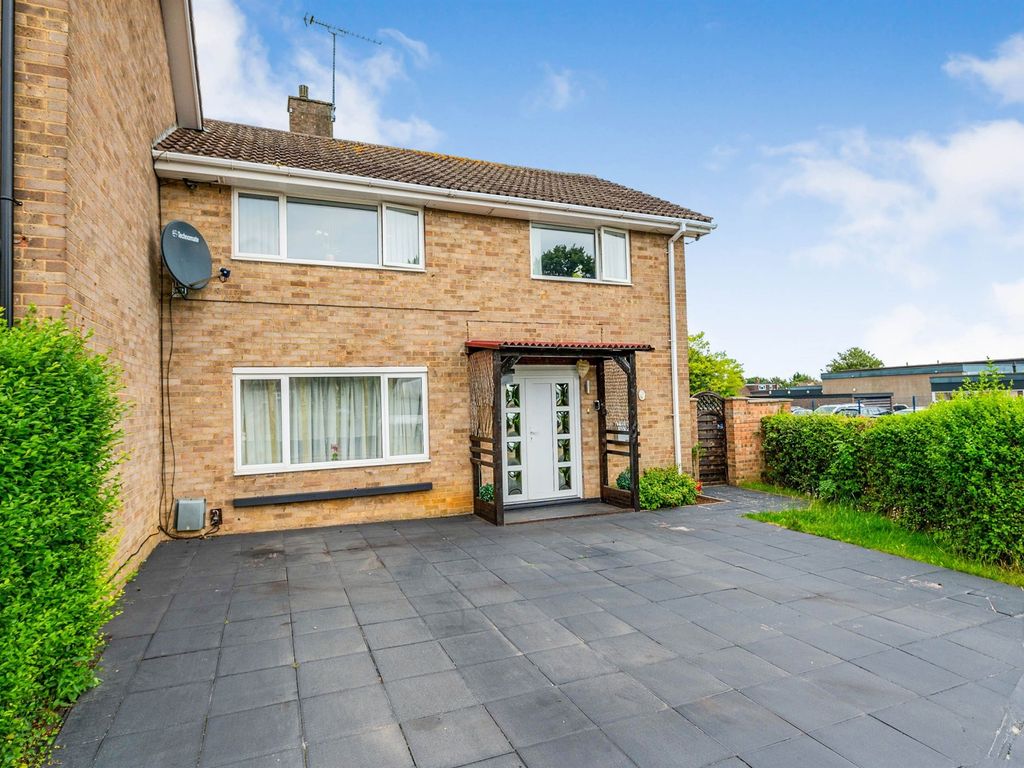 3 bed end terrace house for sale in Howards Drive, Hemel Hempstead HP1