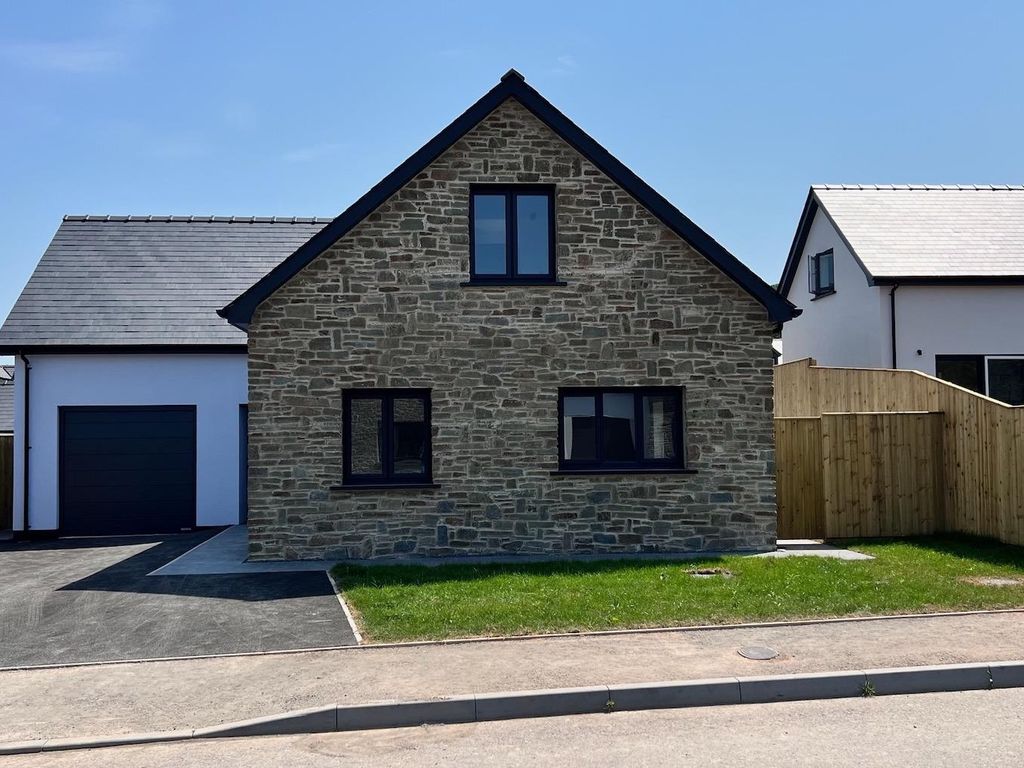 3 bed detached house for sale in Pludds Meadow, Laugharne, Carmarthen