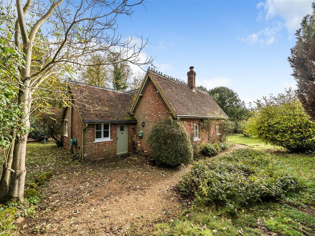 2 bed detached bungalow to rent in Elstead Road, Farnham GU10, £1,800