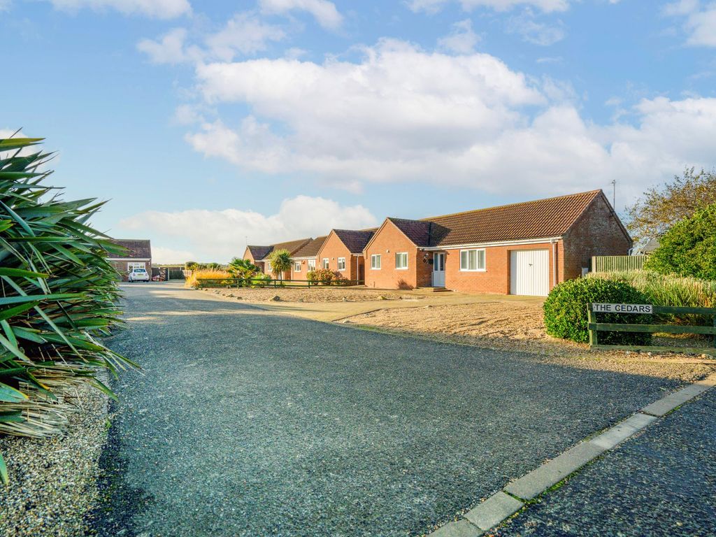 2 bed detached bungalow for sale in Poplar Drive, Walcott NR12, £