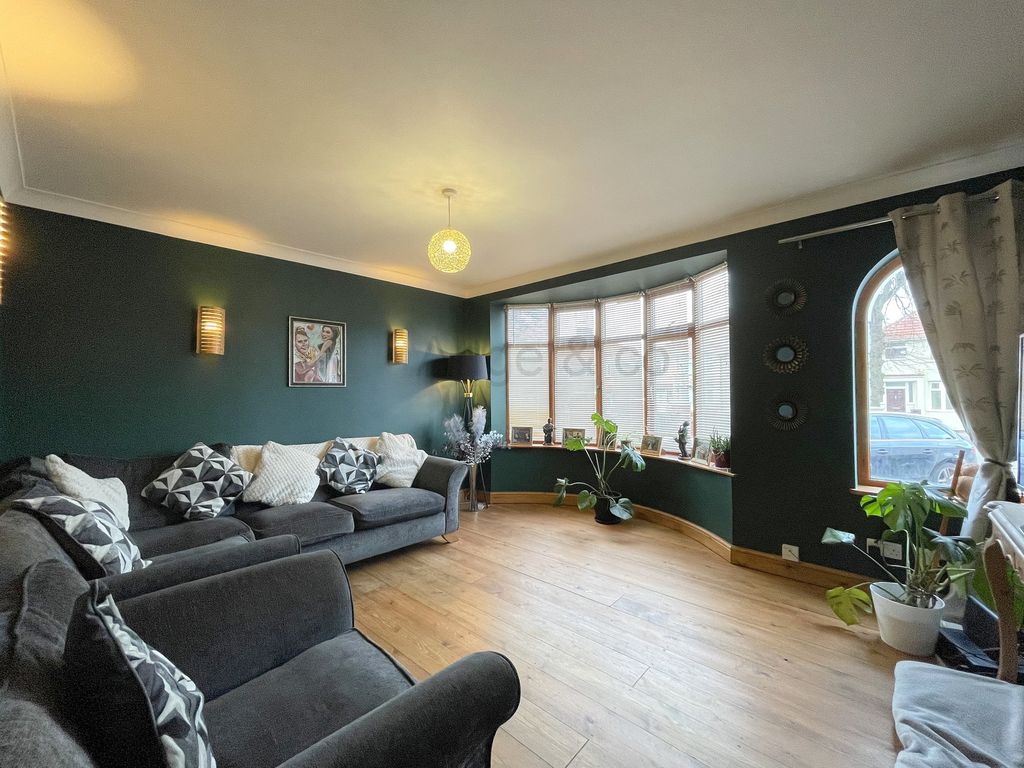 4 bed detached house for sale in Dell Road, Oulton Broad, Lowestoft