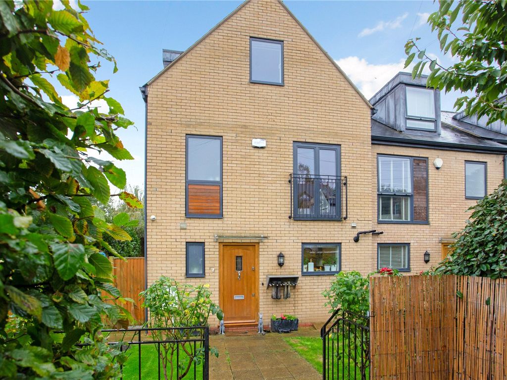 4 bed end terrace house for sale in Meadow View, Ivy Chimneys, Epping