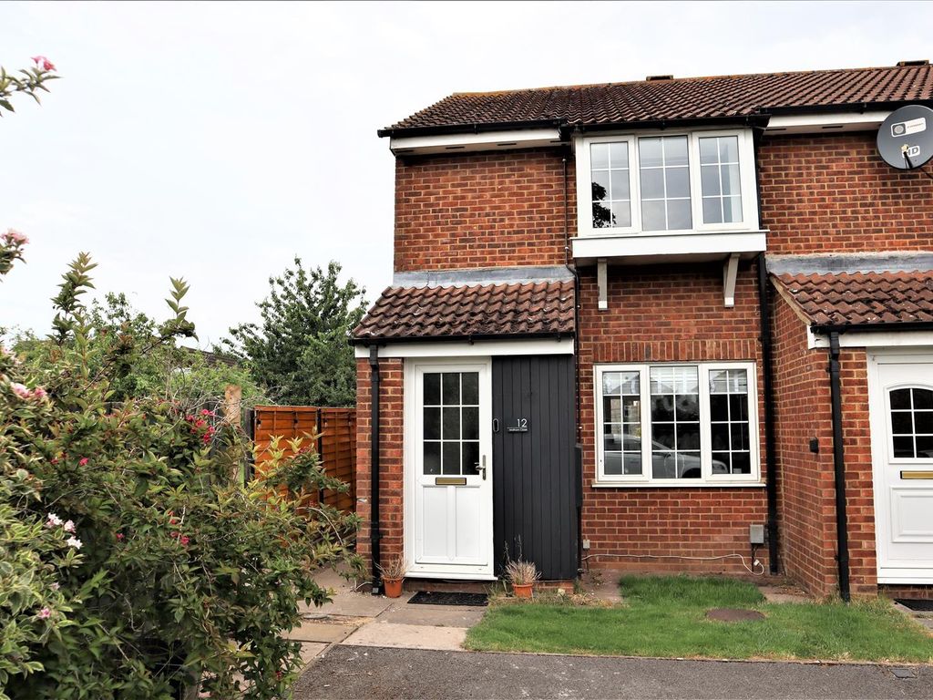 2 bed end terrace house for sale in Malham Close, Luton, Bedfordshire