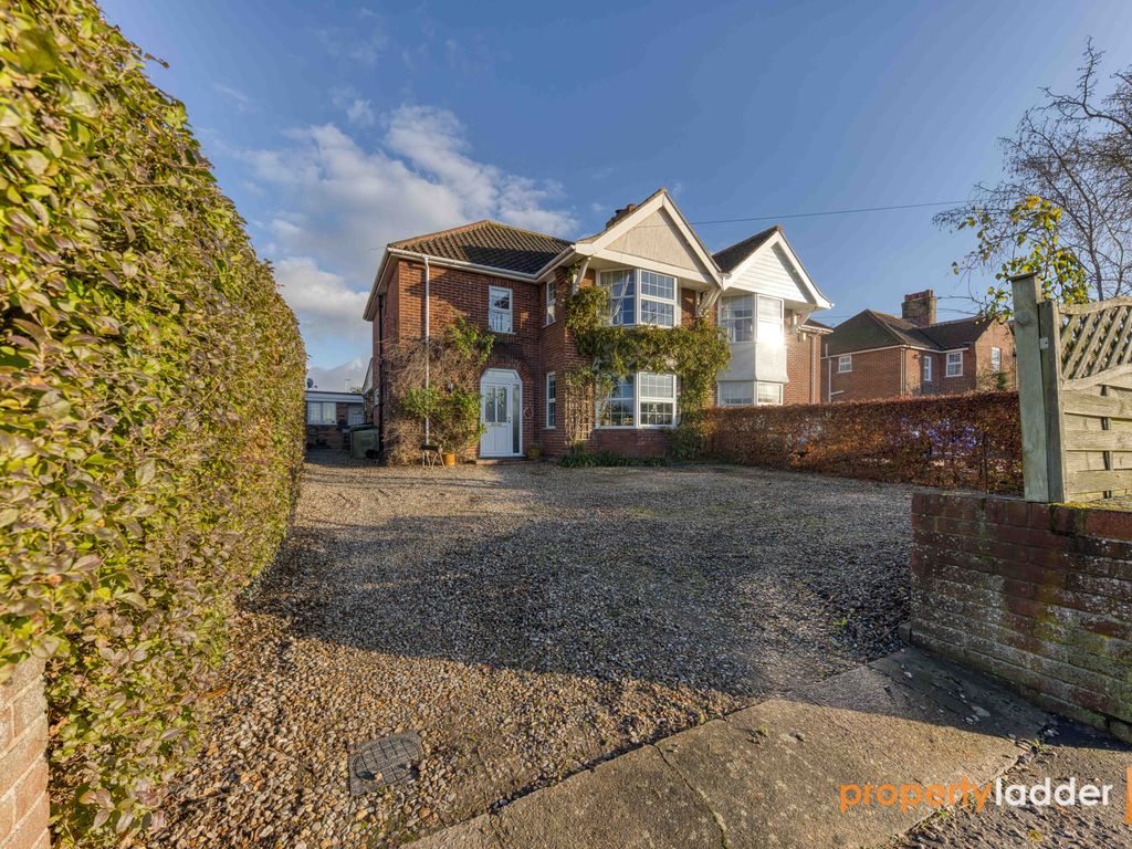 4 bed semidetached house for sale in Cromer Road, Hellesdon, Norwich