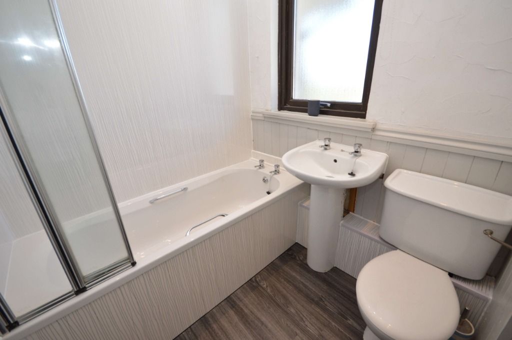 2 bed flat to rent in Dunglass Square, Village, East Kilbride, South