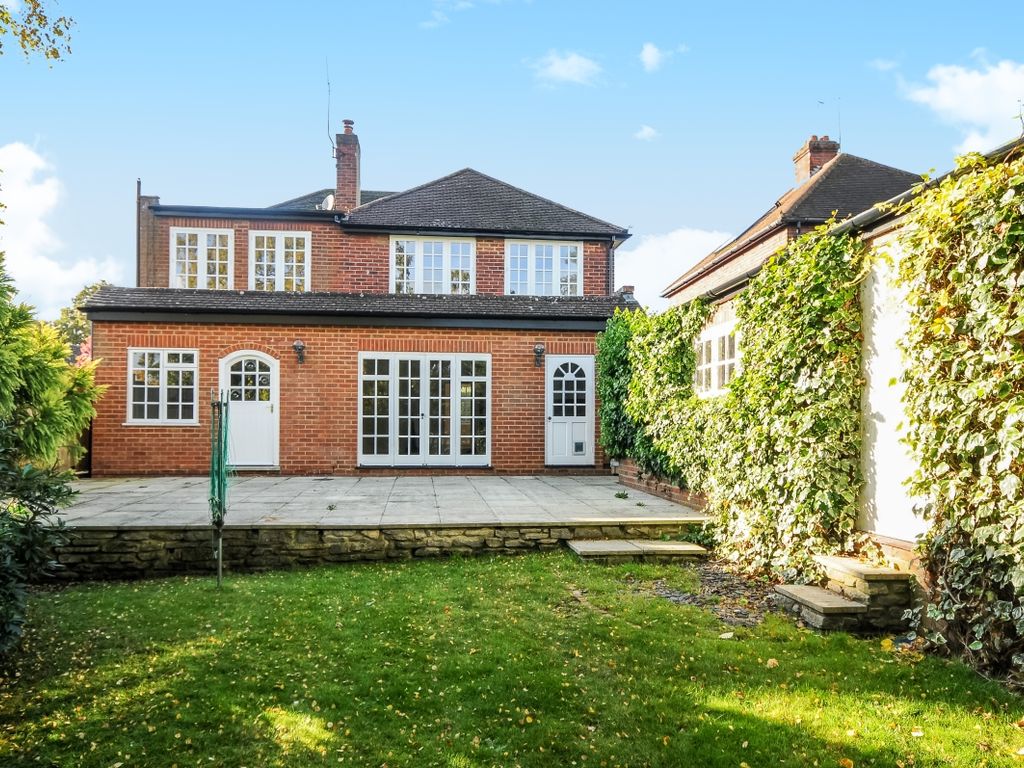 4 bed detached house to rent in Guildford Road, Lightwater GU18, £2,600