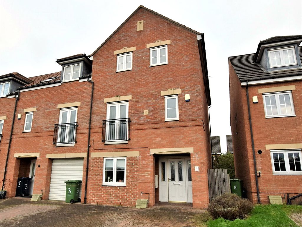 5 bed end terrace house for sale in Radcliffe Close, St James Village