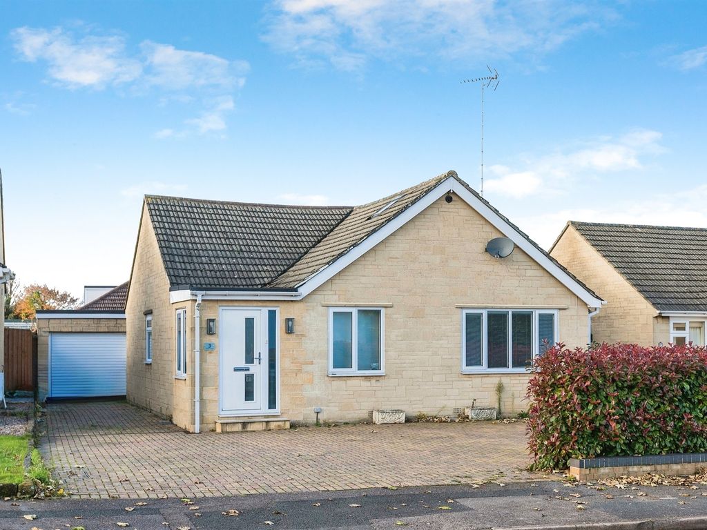 3 bed detached bungalow for sale in Thames Avenue, Swindon SN25, £