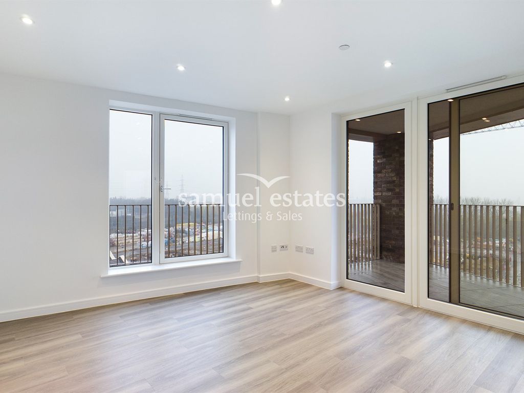 2 bed flat to rent in Dearborn House, Fairmont Road, Rainham RM13, £