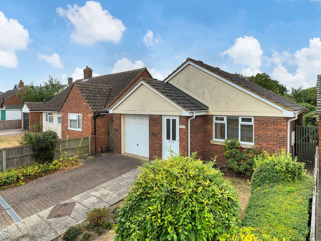 2 bed detached bungalow to rent in Lower Gower Road, Royston SG8, £