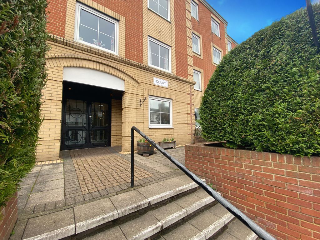 2 bed flat to rent in Hengist Court, Marsham Street, Maidstone ME14