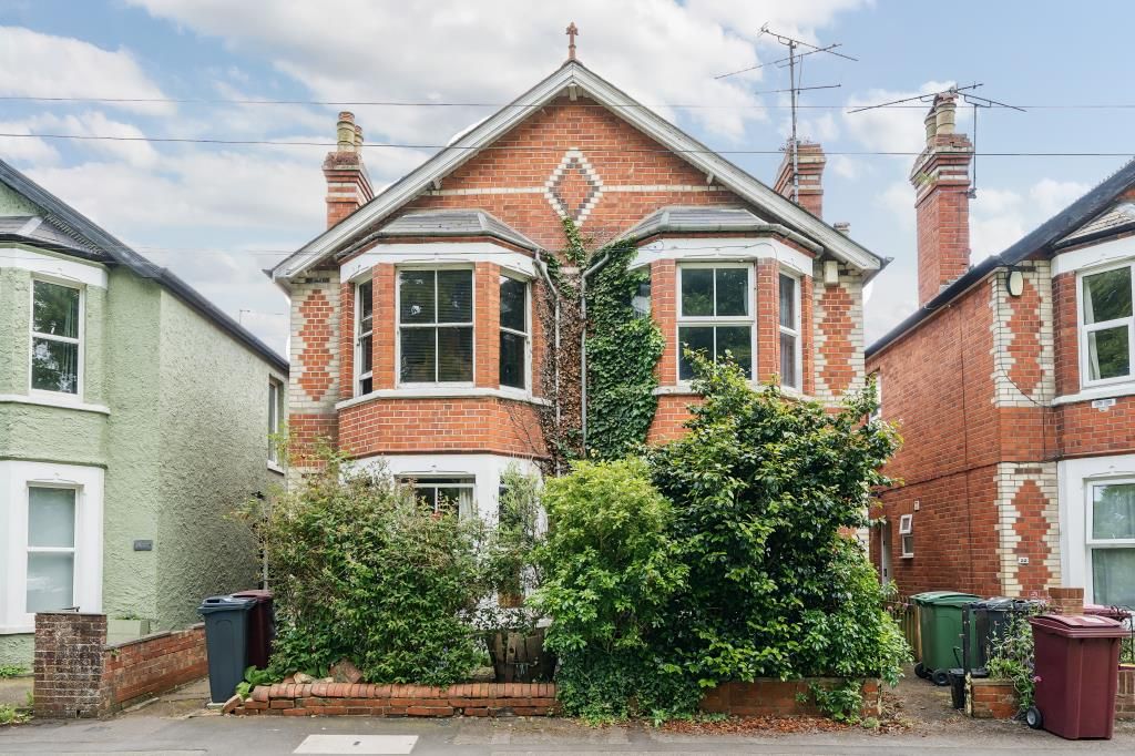 3 bed semidetached house for sale in Reading, Berkshire RG6, £425,000
