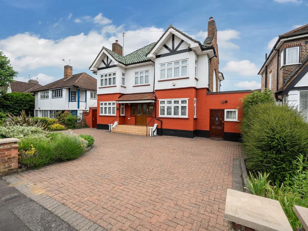 5 bed detached house for sale in Devonshire Road, London NW7, £