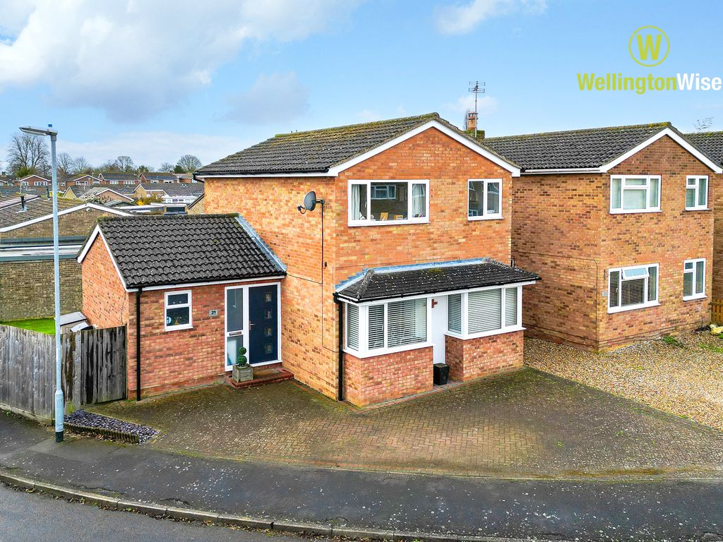 4 bed linkdetached house for sale in Wheatley Crescent, Bluntisham