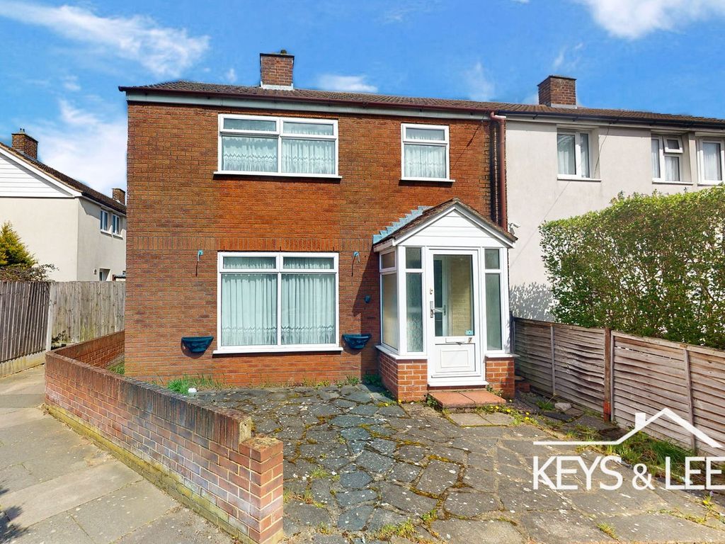 3 bed semidetached house for sale in Wensley Close, Collier Row
