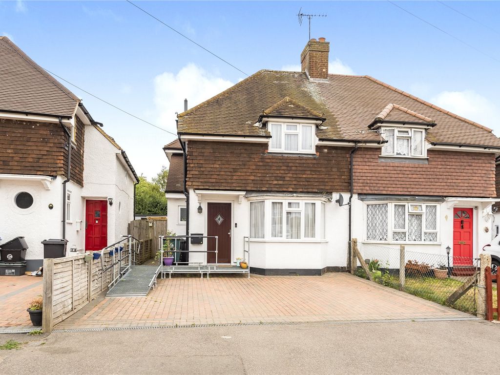 3 bed semidetached house for sale in Priory Close, Denham Village