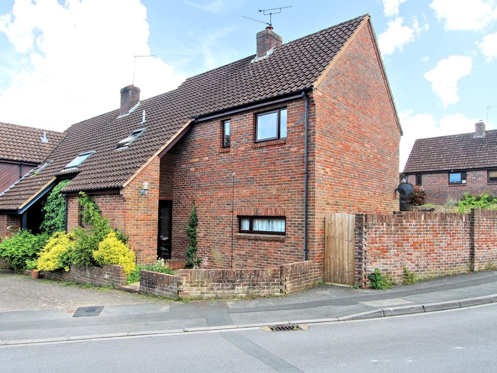 3 bed semidetached house for sale in Bramley Close, Kingswood, Wotton