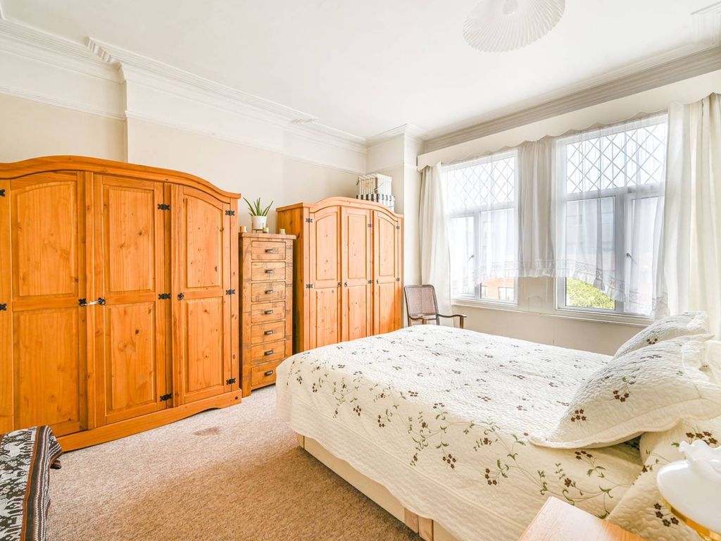 Bowes Road, Bounds Green, London N13  