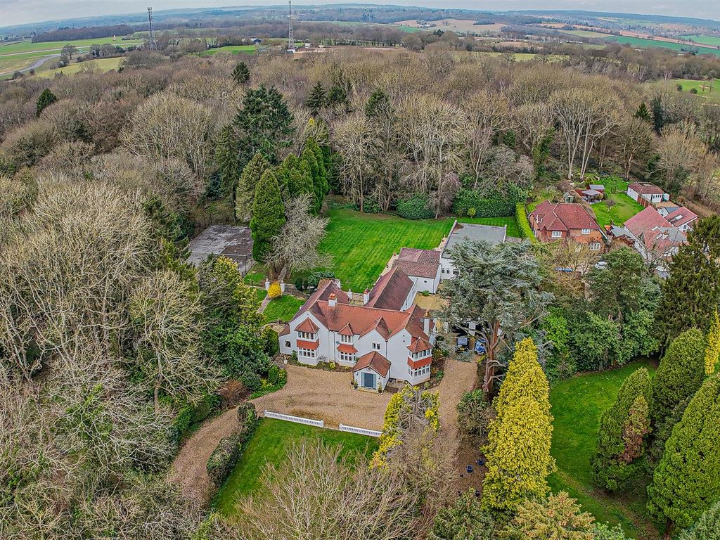 6 bed detached house for sale in Hempstead Road, Bovingdon HP3, £