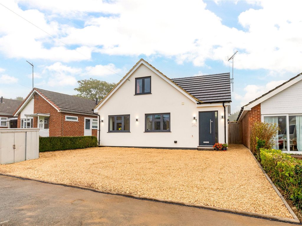 4 bed bungalow for sale in Radclive Road, Gawcott, Buckingham MK18, £