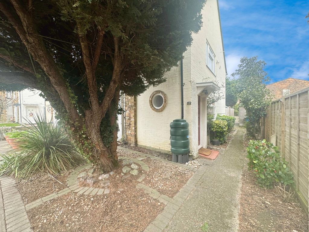 2 bed to rent in Trent Villas, Datchet Place, Datchet SL3, £1,300 pcm Zoopla