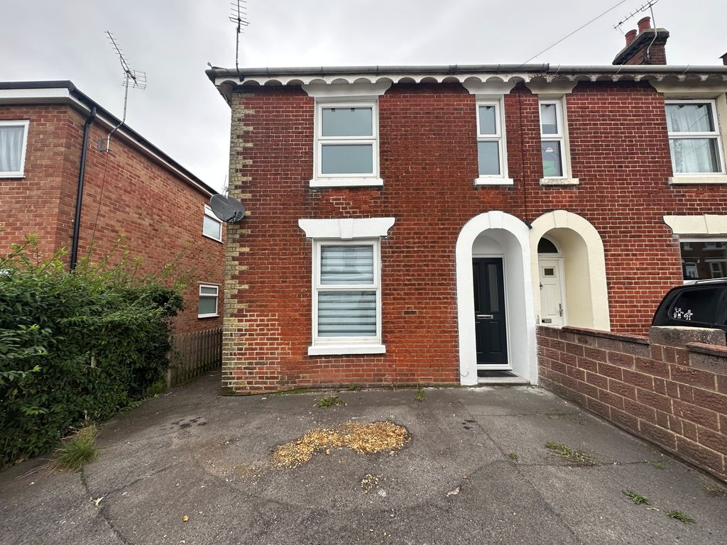 3 bed semidetached house to rent in Florence Road, Southampton SO19, £1,500 pcm Zoopla