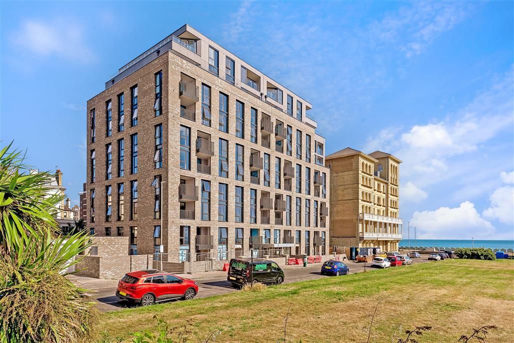 2 bed flat for sale in Grand Avenue, Hove, East Sussex BN3, £692,500