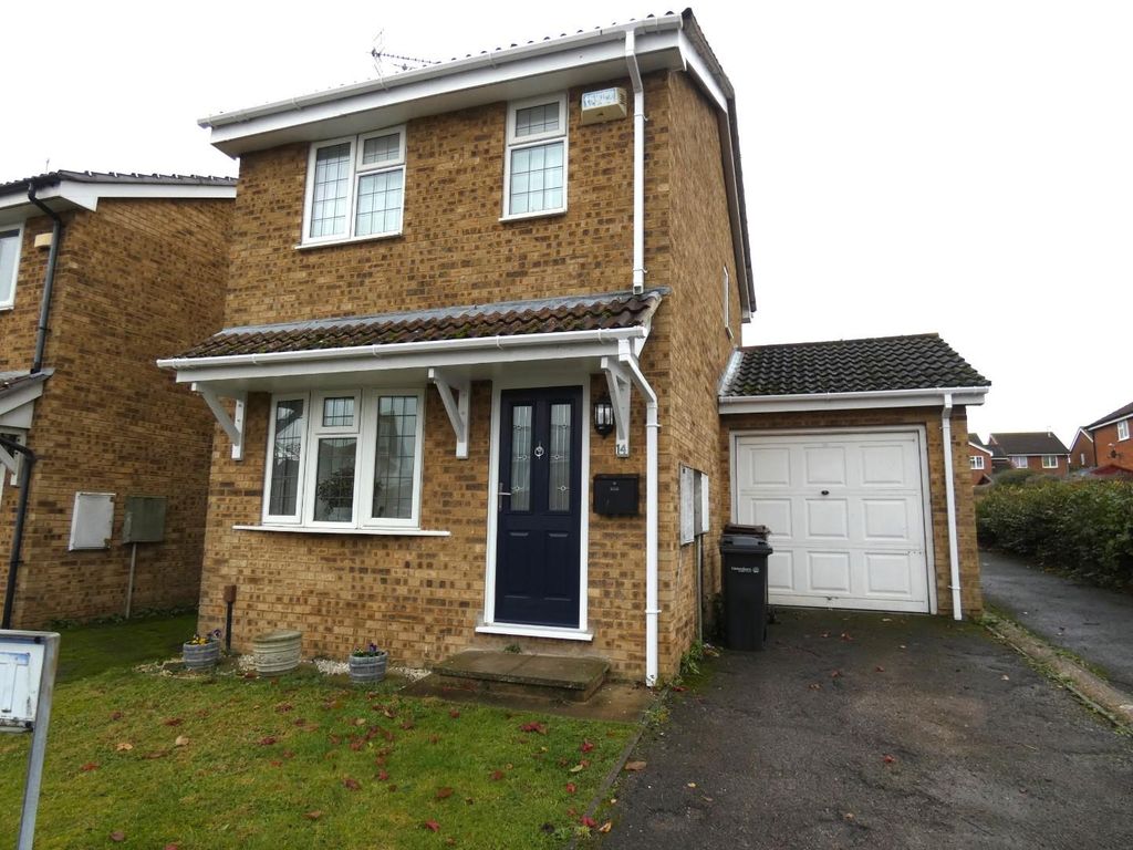 2 bed detached house to rent in Shirley Close, Gravesend DA12, £1,500 pcm Zoopla