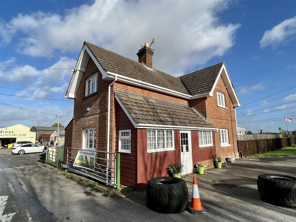 3 bed detached house to rent in Dorchester Road, Sturminster Marshall