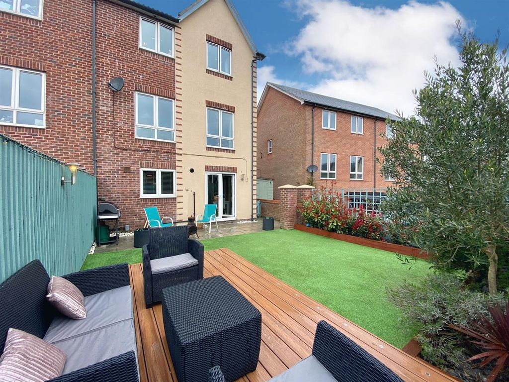 4 bed semidetached house for sale in Phoenix Drive, Scarborough YO12