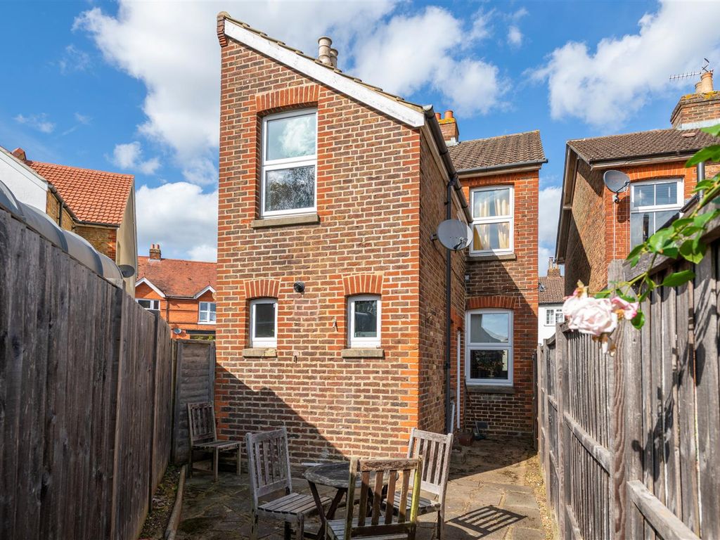 3 bed property for sale in Lyndale Road, Redhill RH1, £425,000 Zoopla