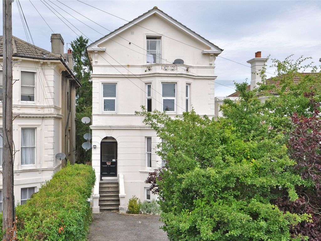 2 bed flat to rent in Queens Road, Tunbridge Wells, Kent TN4, £1,450