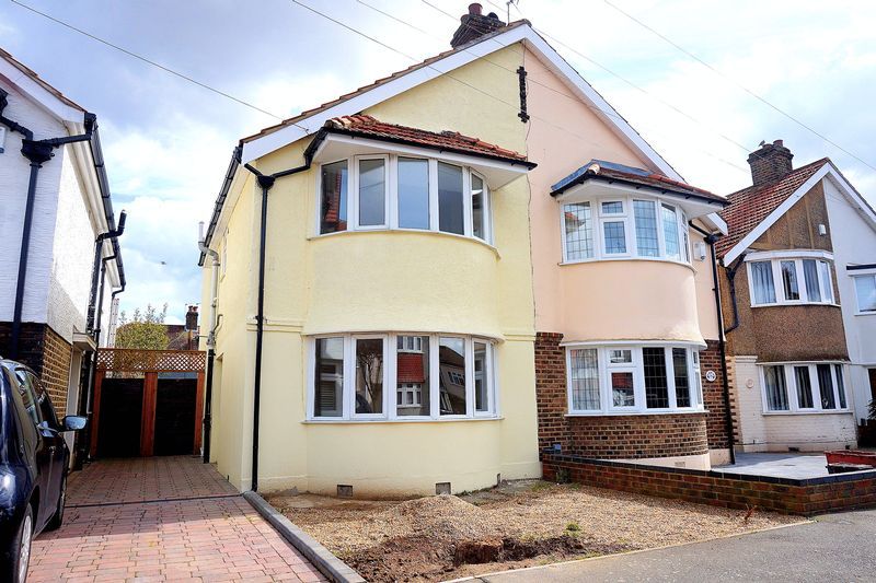3 bed semidetached house to rent in Brixham Road, Welling DA16, £1,900